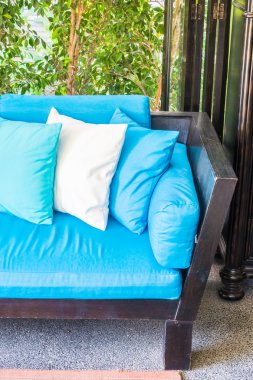 Kanepe üzerinde güzel yastıklar