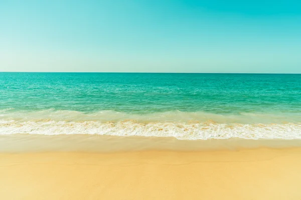 Bellissima spiaggia e mare — Foto Stock