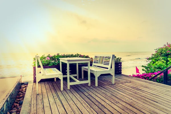 Tisch und Stühle am Strand leer — Stockfoto