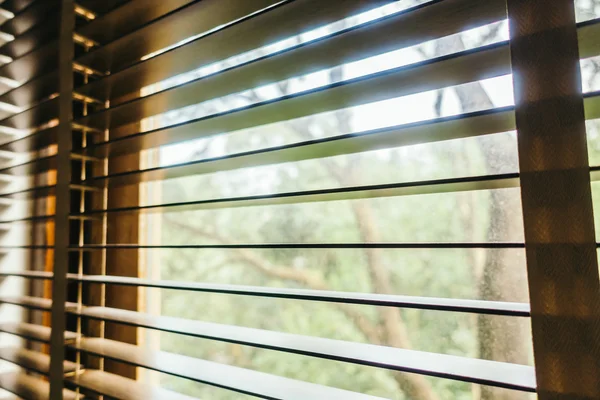 Persianas en la ventana de la habitación — Foto de Stock