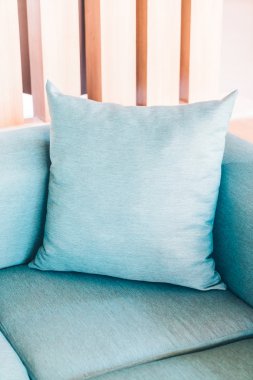 Oturma odasında kanepede yastık