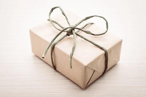 Винтажный коричневый подарочный коробок на дерево — стоковое фото