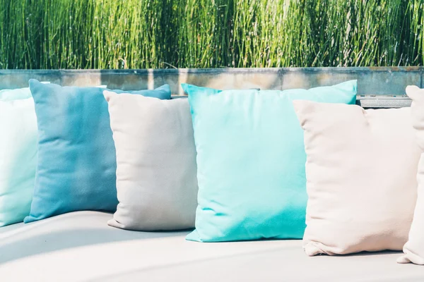 Luksusowe poduszki na kanapie — Zdjęcie stockowe
