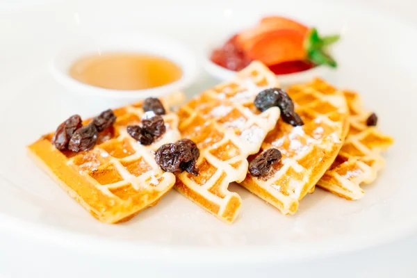 Dolce waffle con marmellata di fragole — Foto Stock