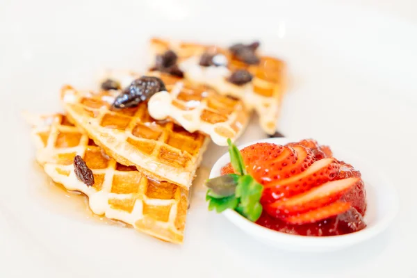 Dolce waffle con marmellata di fragole — Foto Stock