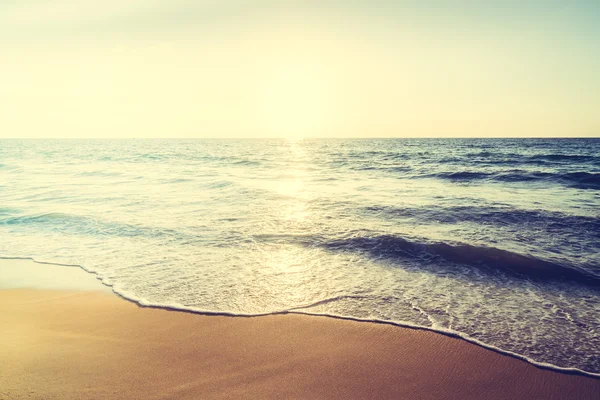 Solnedgång med havet och stranden — Stockfoto