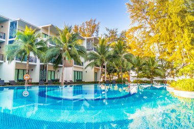 Şemsiyeleri ve sandalyeler etrafında hotel Yüzme Havuzu