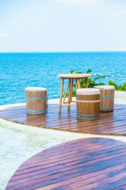 Boş masa ve sandalyeler sahilde