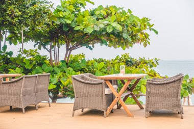 boş sandalyeler ve masalar