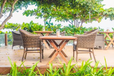 boş sandalyeler ve masalar