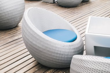 Boş sandalye ve masa açık güverte ile