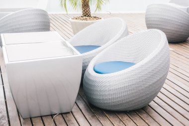 Boş sandalye ve masa açık güverte ile