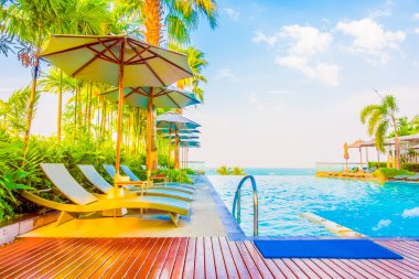 Güzel lüks otel yüzme havuzunda