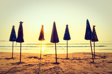 Sahilde güzel siluetleri şemsiye