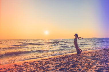 Kumsaldaki genç kadın.