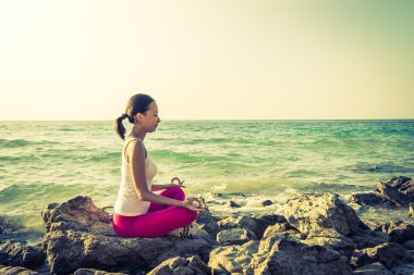 kadın yoga eylem