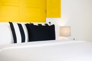 Güzel lüks yastık yatak üzerinde