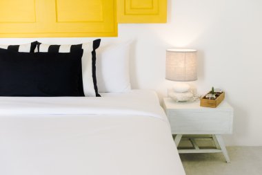 Güzel lüks yastık yatak üzerinde