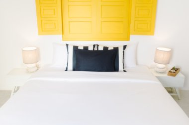 Güzel lüks yastık yatak üzerinde