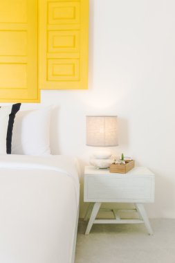 Güzel lüks yastık yatak üzerinde