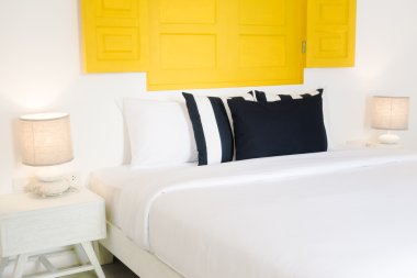 Güzel lüks yastık yatak üzerinde