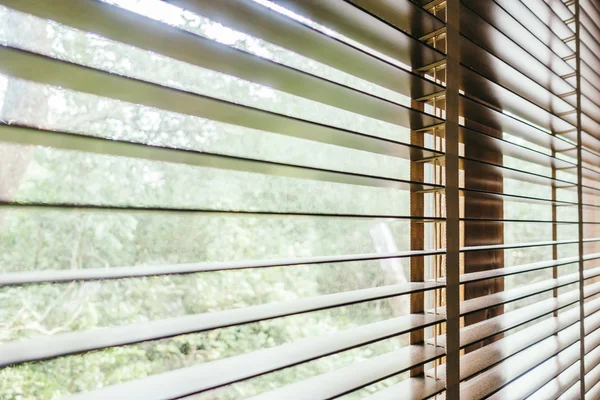 Persianas en la ventana de la habitación — Foto de Stock