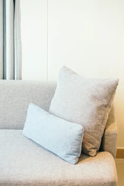 Роскошные подушки на диване — стоковое фото