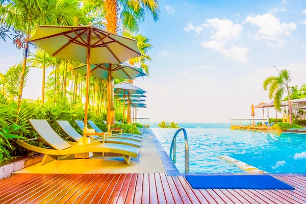 Bela piscina de luxo no hotel — Fotografia de Stock