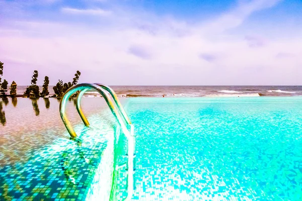 Bella piscina di lusso — Foto Stock