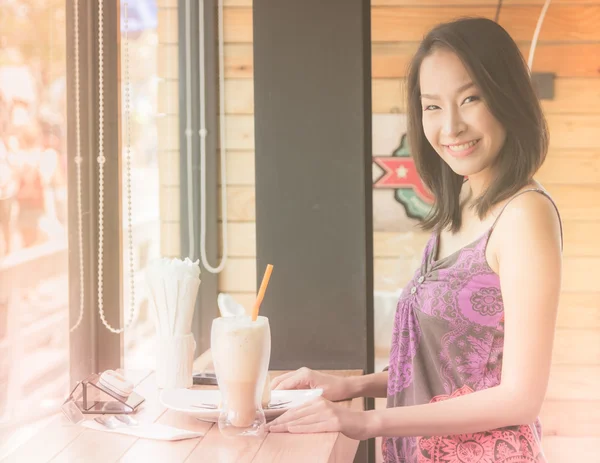 Mujer joven en la cafetería —  Fotos de Stock