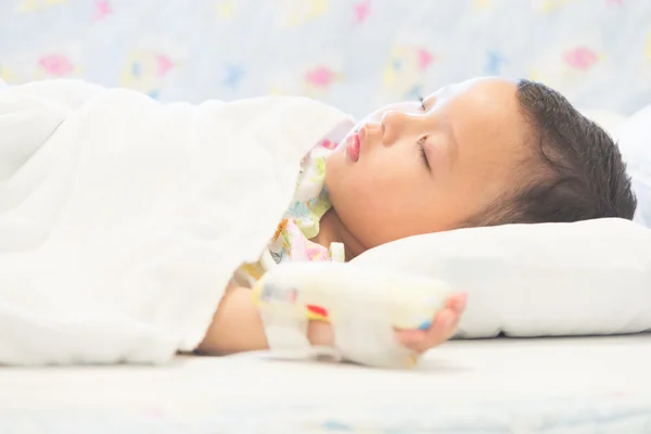 Junge schläft im Krankenhaus — Stockfoto