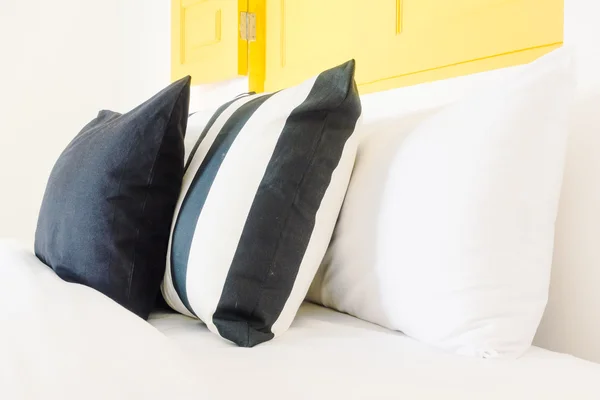 Schöne Luxus-Kissen auf dem Schlafzimmer — Stockfoto
