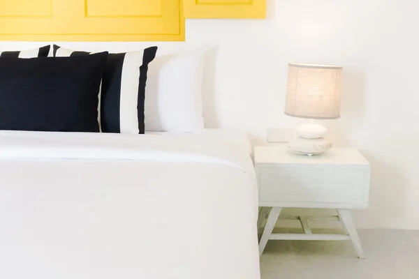 Hermosas almohadas de lujo en el dormitorio —  Fotos de Stock