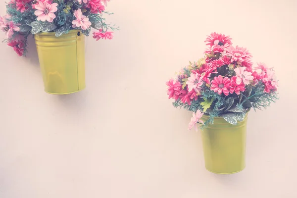 Vasos com flores na parede — Fotografia de Stock