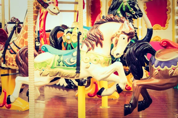Carrossel cavalo no parque de atração de diversões — Fotografia de Stock