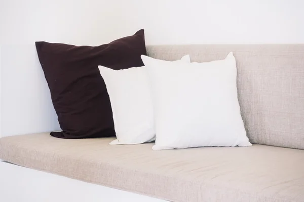 Luksusowe poduszki na kanapie — Zdjęcie stockowe
