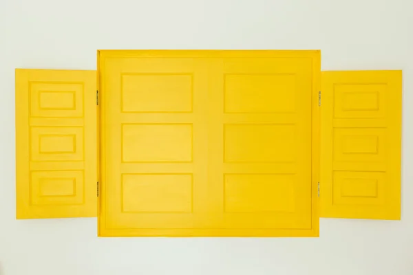 Janelas amarelas de casa — Fotografia de Stock