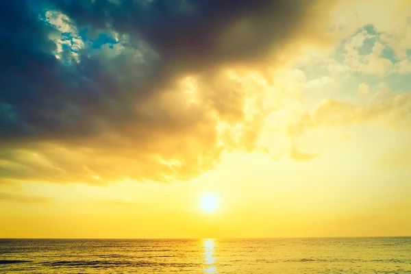 Schöner Sonnenaufgang und Meer — Stockfoto