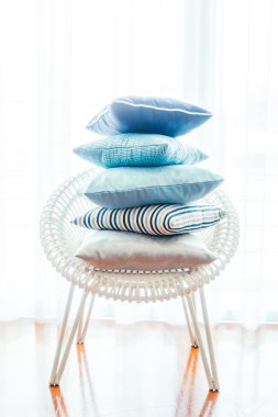 oturma odasında kanepede lüks yastıklar