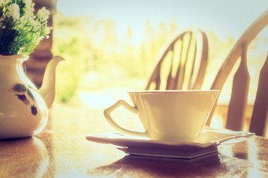 Beyaz kahve Kupası ve vazo bitki