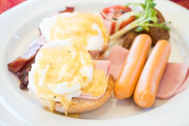 Yumurta Benedict kahvaltı için ayarla