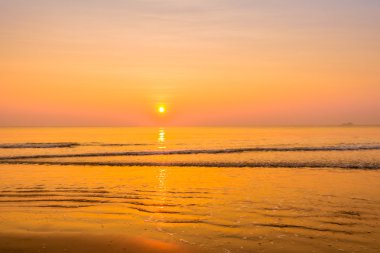 Sahilde güzel gündoğumu