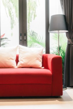 Kırmızı koltuk yastık ve ışık lamba ile