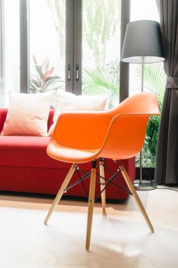 Işık lamba ile portakal sandalye