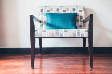 Yastık ile boş ahşap sandalye