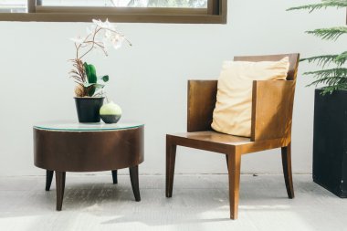 Yastık ile boş ahşap sandalye