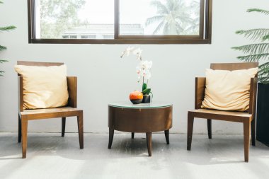 Yastık ile boş ahşap sandalye