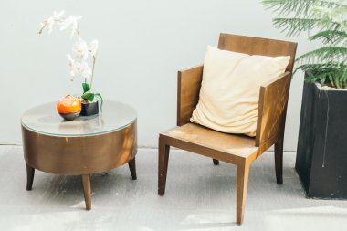 Yastık ile boş ahşap sandalye