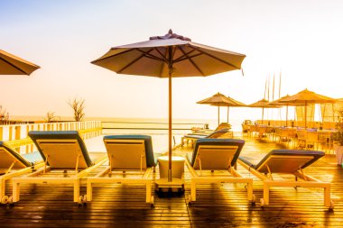 Otel havuzunda yüzme havuzu