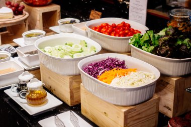 Otel restoranında yemek kahvaltı büfesi